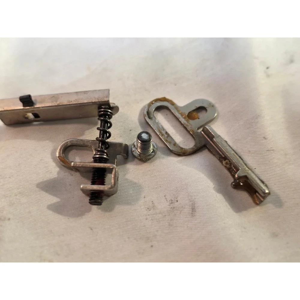 Singer 714 Sewing Machine Parts Tension Assembly Bracket and Screw Vintage